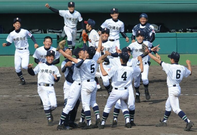 2008年センバツ、優勝投手になった東浜巨に駆け寄る沖縄尚学ナイン ／ photograph by KYODO