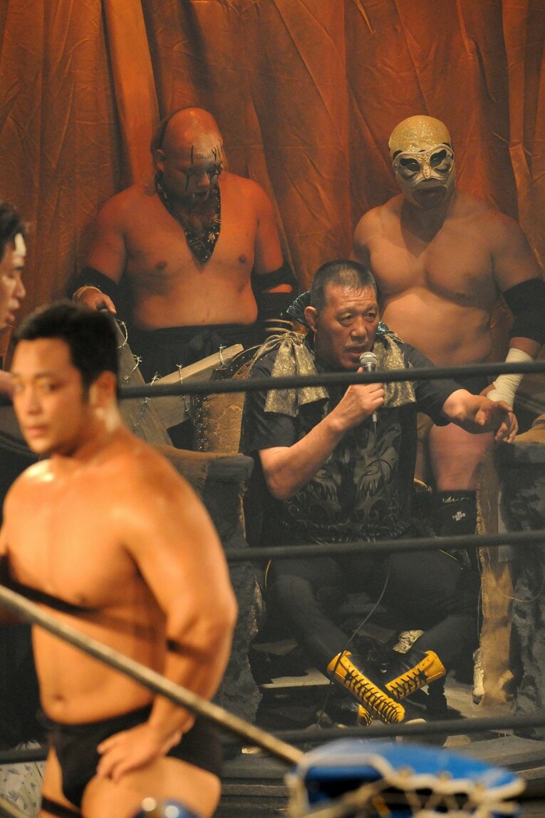 2008年8月7日、大日本プロレス。横浜赤レンガ倉庫でシェイクスピア『リア王』に扮する小鹿