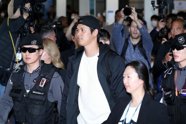現地時間3月15日、仁川国際空港に到着したドジャース大谷翔平　©Getty Images