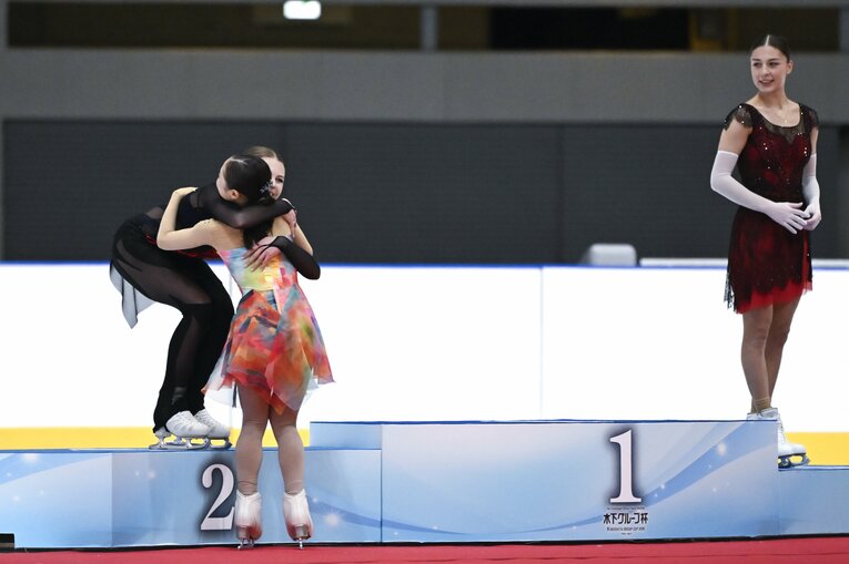 表彰式では2位となったイグナトワとハグを交わすシーンも　©️Asami Enomoto