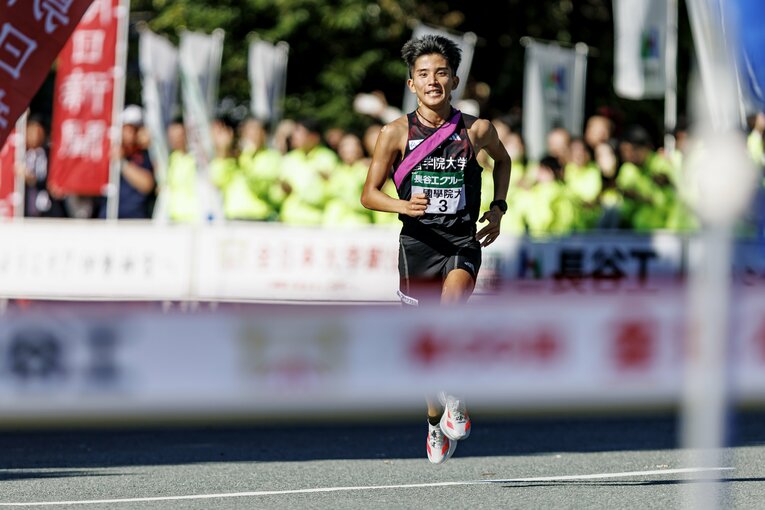 第56回全日本大学駅伝、8区の國學院大アンカー・上原琉翔（3年）は青学大を逆転してトップでゴールする　©Kiichi Matsumoto