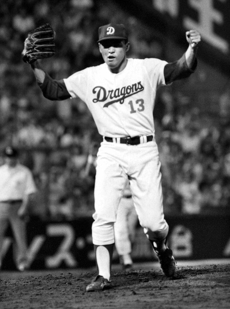 1987年8月9日、初登板でノーノーを達成し、ガッツポーズする近藤真市 ©KYODO