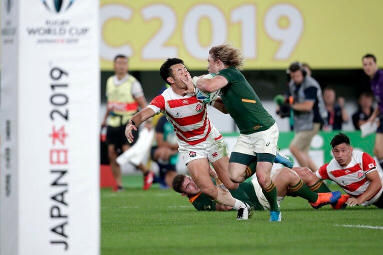 2019年W杯、福岡堅樹を強烈なハンドオフで突き放すデクラーク。日本の反撃を止めるトライを奪った　©︎AP/AFLO