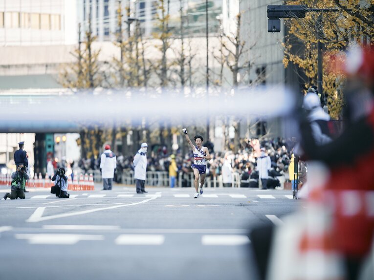 優勝を確信した石川は右拳を突き上げる（逆転優勝のゴールシーン10/23）　©Yuki Suenaga