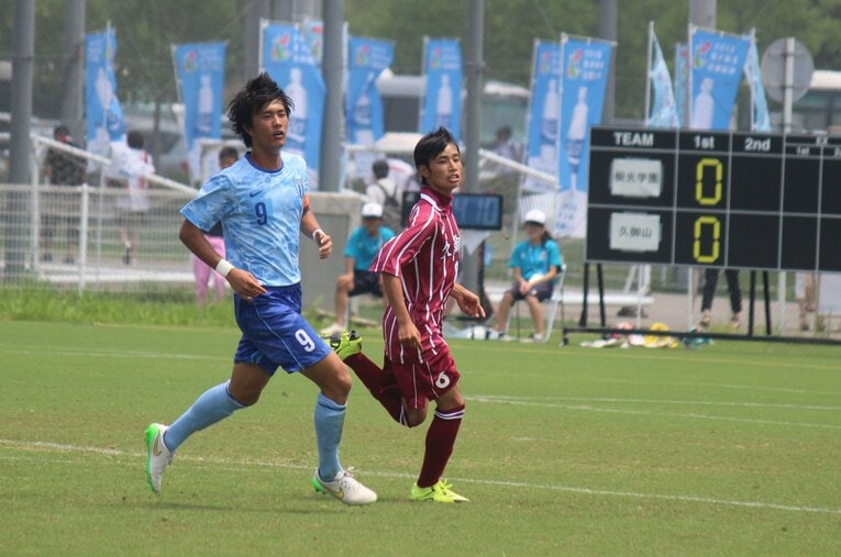 2015年、兵庫インターハイに出場した桐光学園高時代の小川航基（左）　©︎Takahito Ando