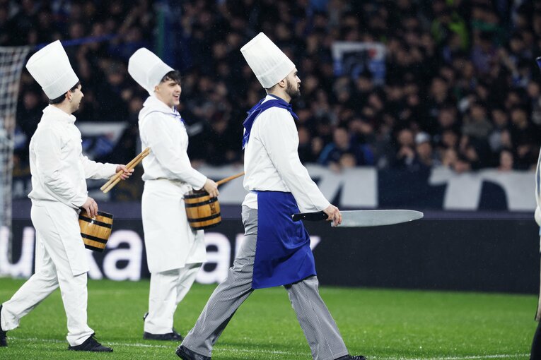 グルメの街らしく、試合前の催しではコック帽を被った鼓笛隊が登場（写真は続きます）　©Daisuke Nakashima