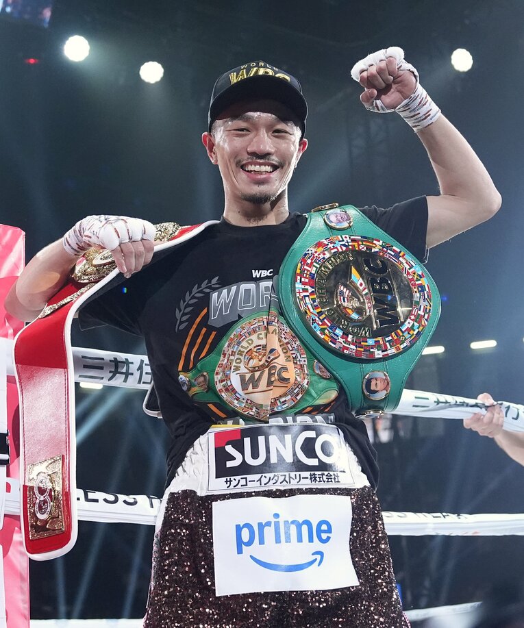 笑顔でリングを下りる中谷潤人　©Naoki Fukuda