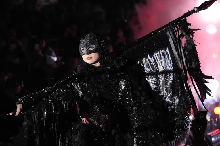 黒い仮面をつけて入場する上谷沙弥　©Essei Hara