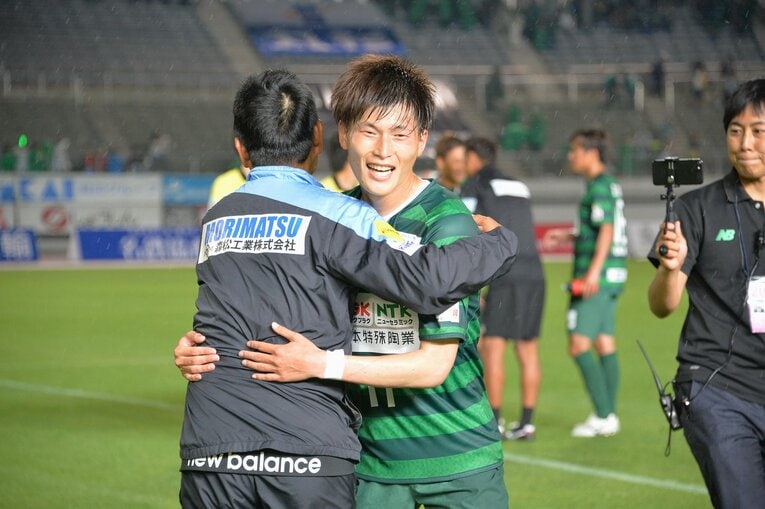 大木監督と抱き合う岐阜時代の古橋亨梧　©︎J.LEAGUE