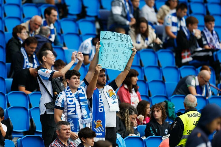 ユニフォームをねだるファン　©Daisuke Nakashima