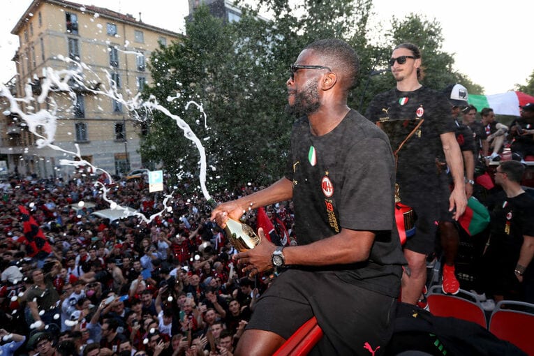 イブラヒモビッチが見守る中、優勝パレードでサポーターにシャンパンファイトするトモリ　©Getty Images