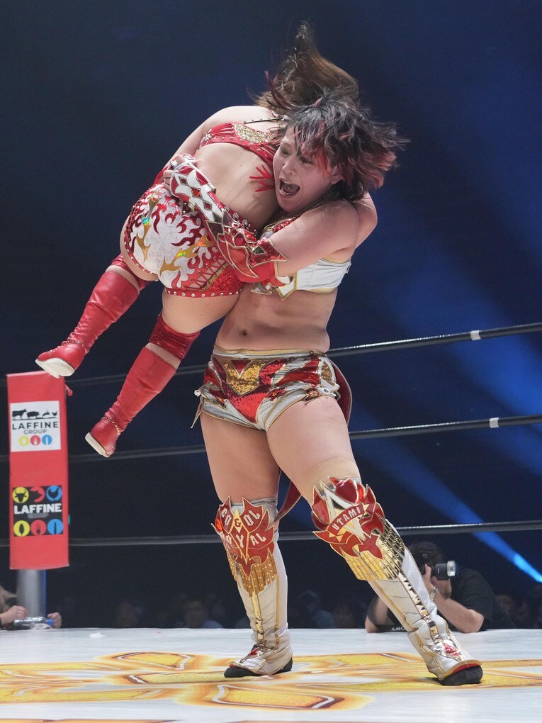 チョークスラムでSareeeを投げる林下詩美　©Essei Hara