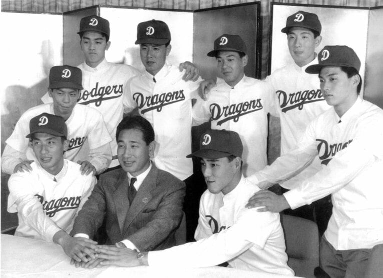 1990年中日の新入団発表で記念撮影をする中日・星野仙一監督。よく見るとドラフト外の富永（後列左）だけそのユニフォームが…。前列左は2位指名の矢野輝弘、前列右は1位指名の小島弘務　©︎SANKEI SHIMBUN