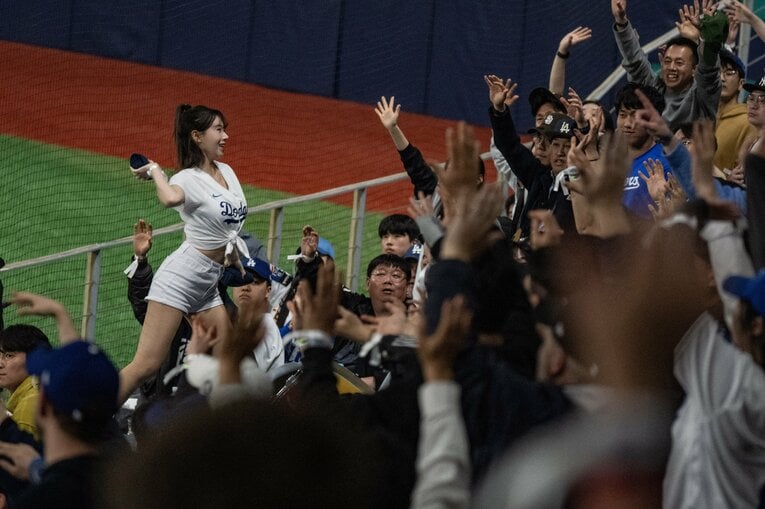球場のドジャース観客席側の応援指導の様子　©Nanae Suzuki