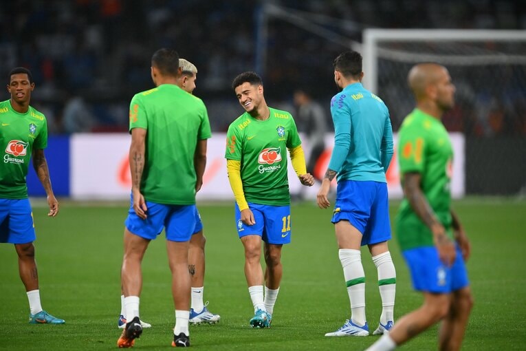 ウォーミングアップ中にはコウチーニョらが笑顔を見せていた　©JMPA