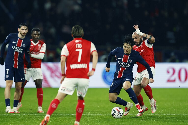 イ・ガンインとのマッチアップ　©Daisuke Nakashima