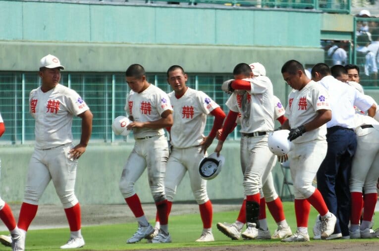 初戦敗退で涙を流す智弁和歌山の選手たち。夏の甲子園には2017年から昨年まで5大会連続（2020年大会は中止）出場していた ／ photograph by Asahi Shimbun