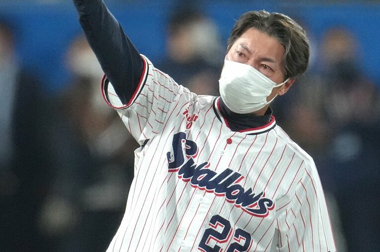 日本シリーズ第7戦。2年連続の日本一を逃し、悔し涙でスタンドに手を振る高津臣吾監督（53歳） ／ photograph by Sankei Shimbun