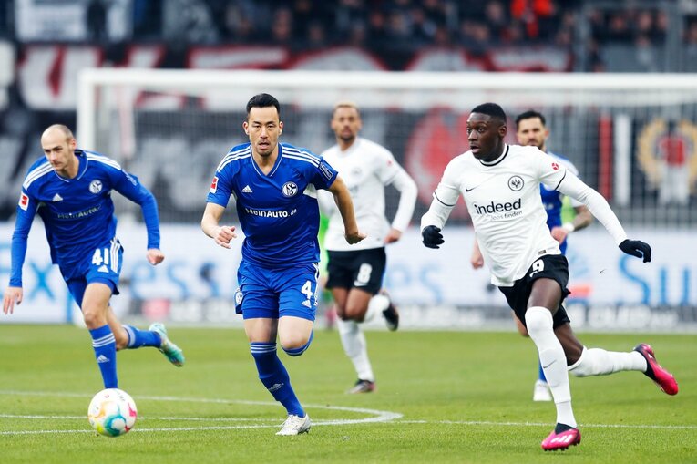 「1年前はJ2→ドイツ5部」上月壮一郎22歳の堂々1部デビュー…長谷部誠と握手、鎌田大地vs吉田麻也のW杯組対決も〈現地撮影〉(20)