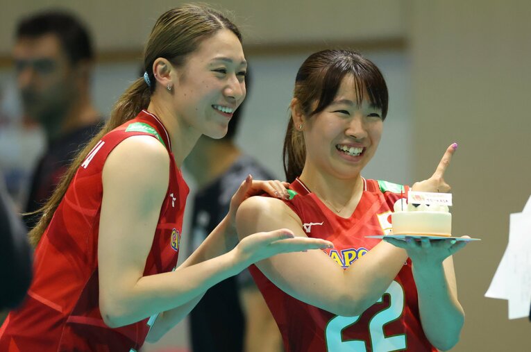 バレーボール女子日本代表の合宿中に25歳になった中川つかさ（右）を祝う石川真佑 ／ photograph by YUTAKA/AFLO SPORT