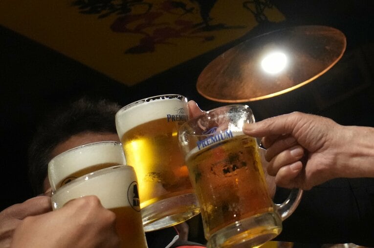 元気よく乾杯が続く　©Essei Hara