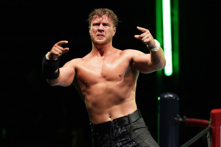 観衆に向かって勝利を誇示するオスプレイ