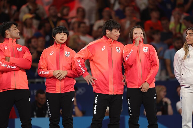 混合団体戦表彰式の日本チーム　©Tetsuya Higashikawa/JMPA