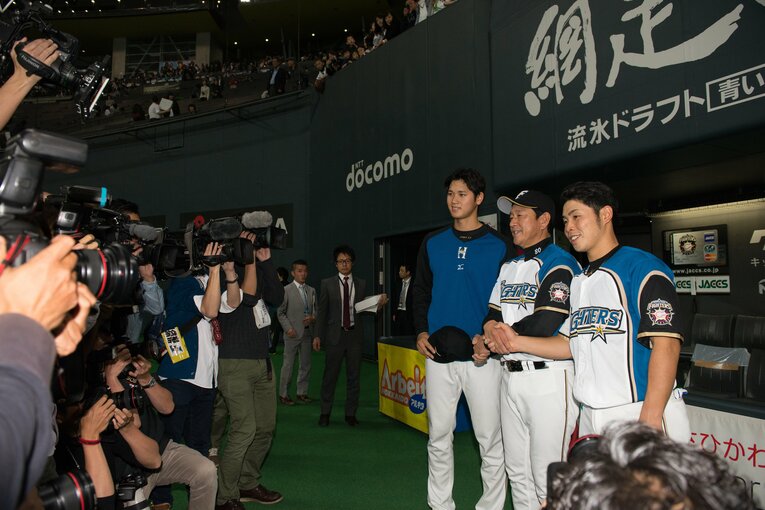 日本ハム時代の大谷と栗山監督（左は近藤）　©︎Nanae Suzuki