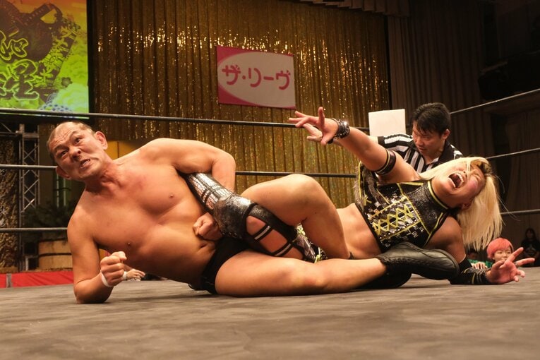「スターダムをクビになって…」人気女子プロレスラーが初告白　ウナギ・サヤカ“超満員の自主興行”に密着して感じた「不思議な風格」(32)