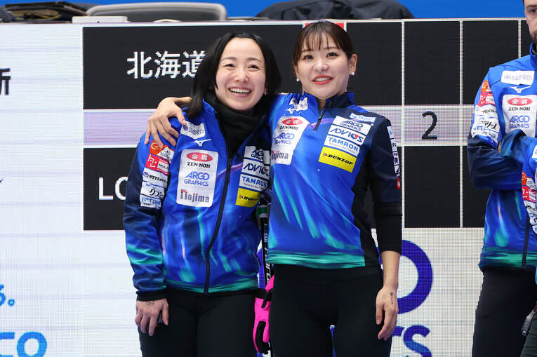 日本選手権では準決勝敗退となるも、代表決定戦への進出が決まったロコ・ソラーレの藤澤五月と吉田知那美　©AFLO