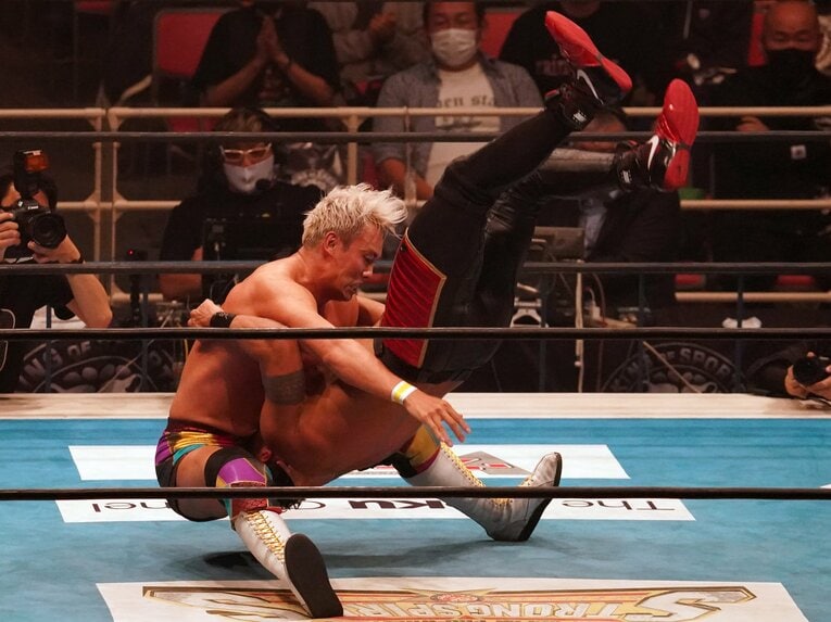 オカダのパイルドライバーが炸裂