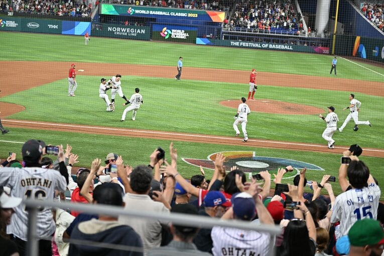 ホームインを喜んだ後はヒーロー村上のもとへ向かう（7/10）　©Naoya Sanuki