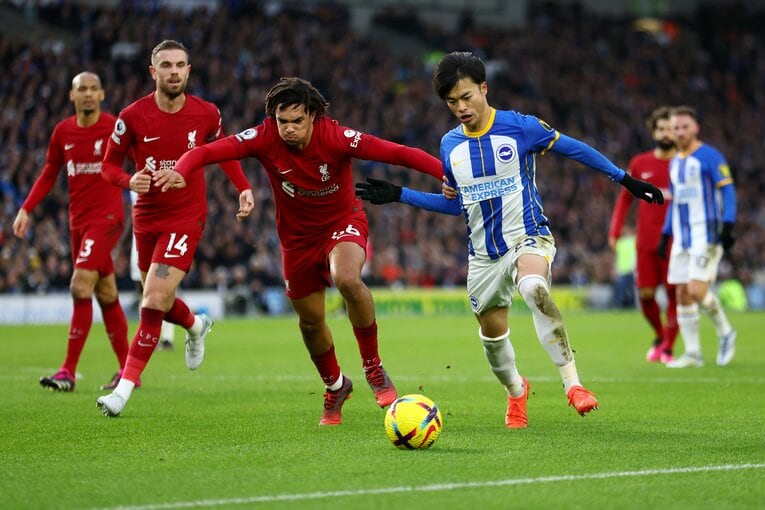 リバプールのイングランド代表右SBトレント・アレクサンダー=アーノルド。三笘のドリブルに手を焼いた　©Getty Images