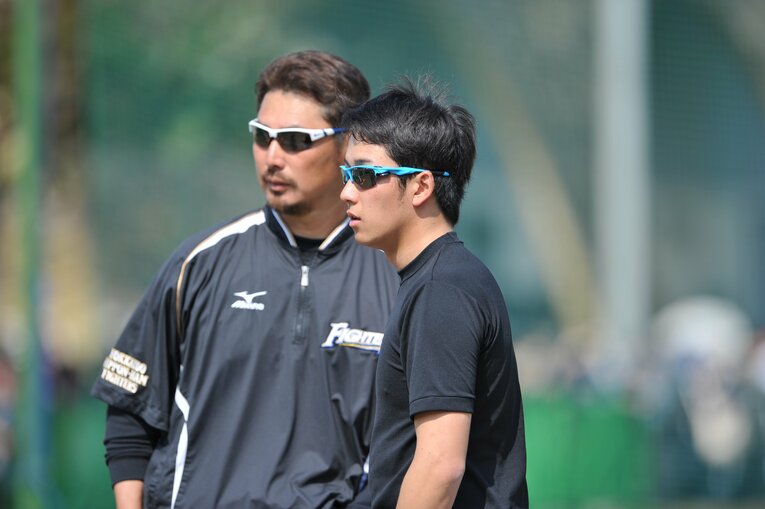 斎藤佑樹と吉井理人コーチ（日本ハム時代、2011年）　©︎Hideki Sugiyama