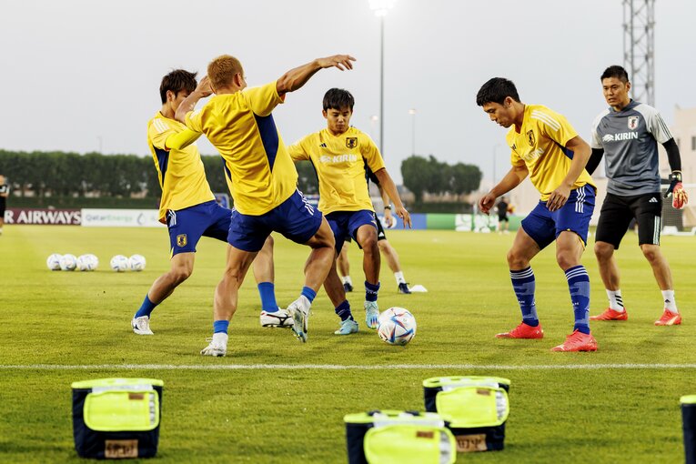 鳥かご練習では、長友佑都（写真手前）が率先してムードメーカーを買って出ている様子が窺えた　©Kiichi Matsumoto/JMPA