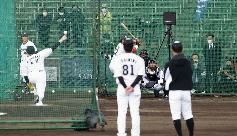 侍ジャパン・栗山監督（右奥）が視察に訪れる中で佐々木朗希のボールを受ける松川虎生　©︎KYODO