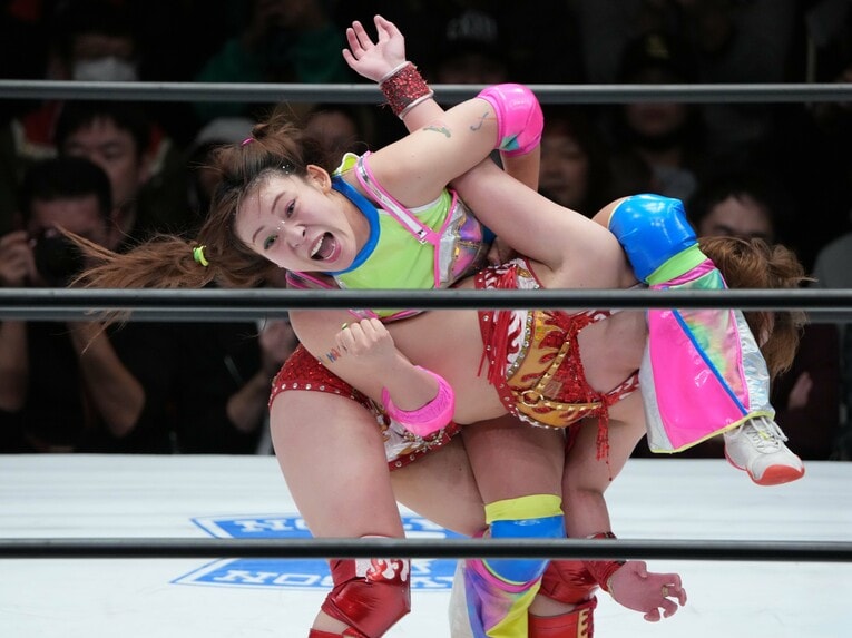 Sareeeを卍固めに捕らえたフワちゃん　©Essei Hara