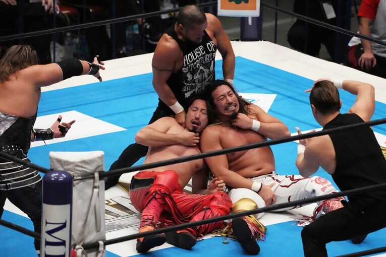 EVILらにいたぶられる辻陽太と双子の兄の辻将太　©Masashi Hara