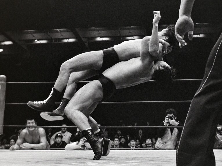 IWGPタッグリーグ優勝戦で藤波は猪木をドラゴンスープレックスでフォールした。1985年12月12日、宮城県体育館