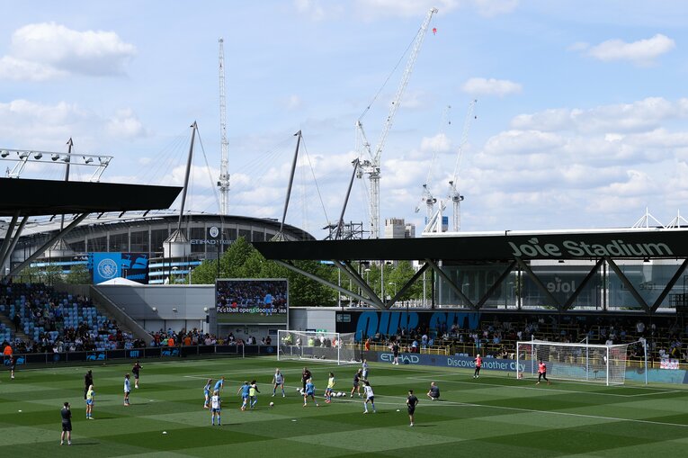 ベビー用品ブランドの「Joie（ジョイー）」が命名パートナーを務める専用スタジアム。奥には「エティハドスタジアム」が見える　©︎Getty Images