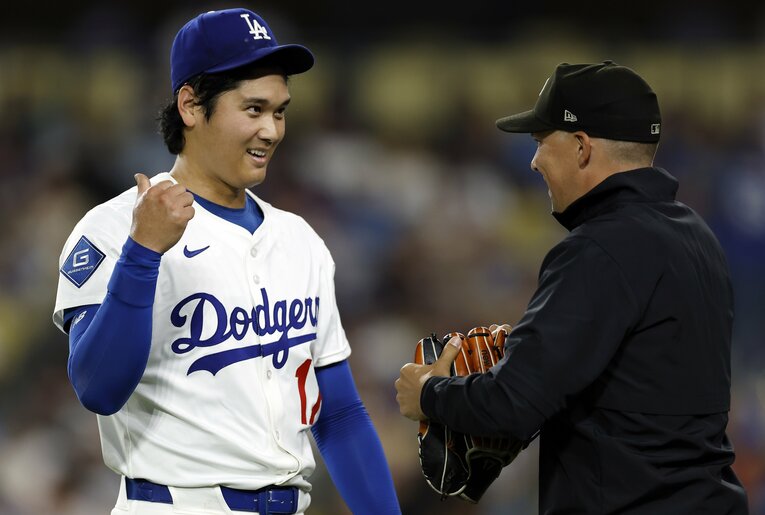 グラブチェック中も楽しそうな大谷さん　©Getty Images