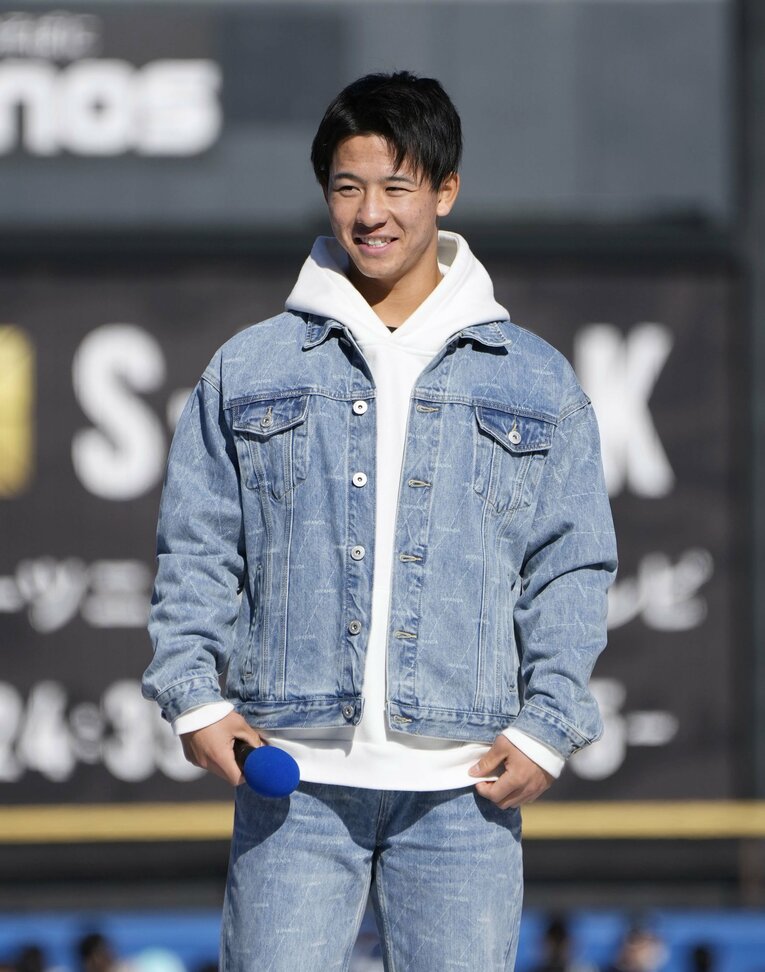 昨年11月、ファン感謝イベントで私服姿を披露した内山壮真　©KYODO