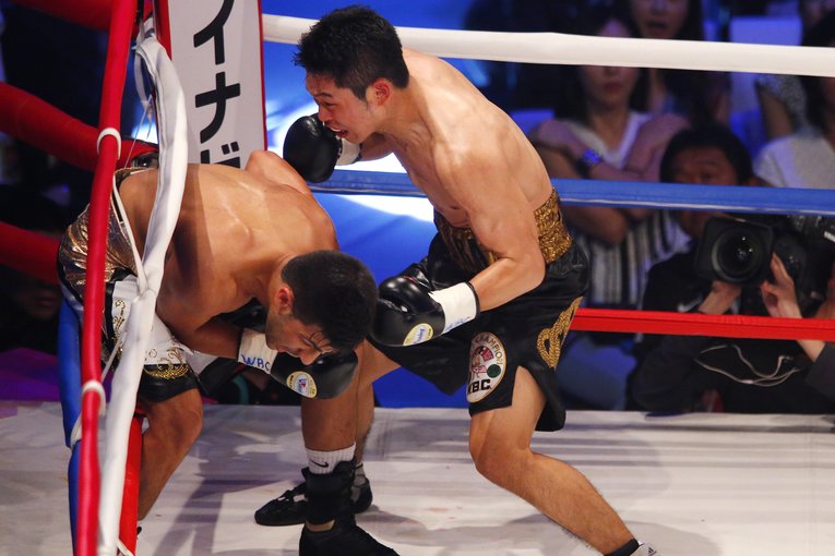 WBC 世界Sフェザー級タイトルマッチ、三浦隆司（右）対ビリー・ディブ　©AFLO SPORT