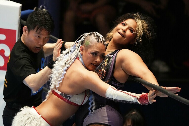 7月4日、後楽園ホール。ジュリアとウィロー・ナイチンゲールの初顔合わせ　©Essei Hara