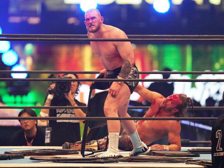 イスを手にすごむゲイブ・キッド　©Essei Hara