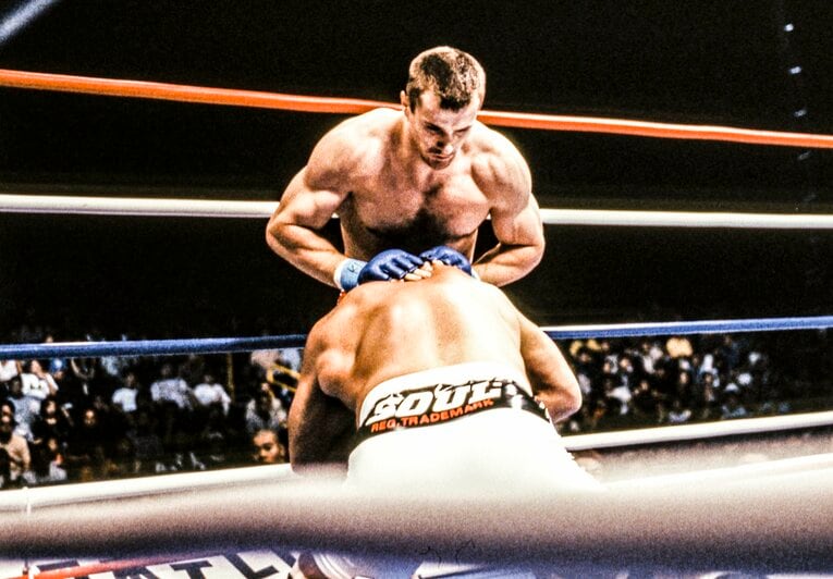 藤田のタックルに膝を合わせるミルコ　©Susumu Nagao