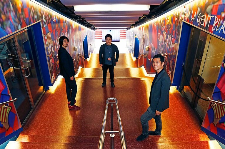 特別にカンプノウで撮影した日建設計のメンバー。“新カンプノウ”はどんなものになるのだろうか ／ photograph by Daisuke Nakashima