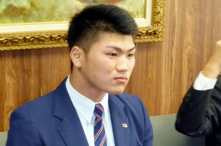 日本ハムにドラフト6位で指名され、球団側からの説明を聞く履正社時代の山口さん。本人の心中には「ある思い」があった ／ photograph by KYODO