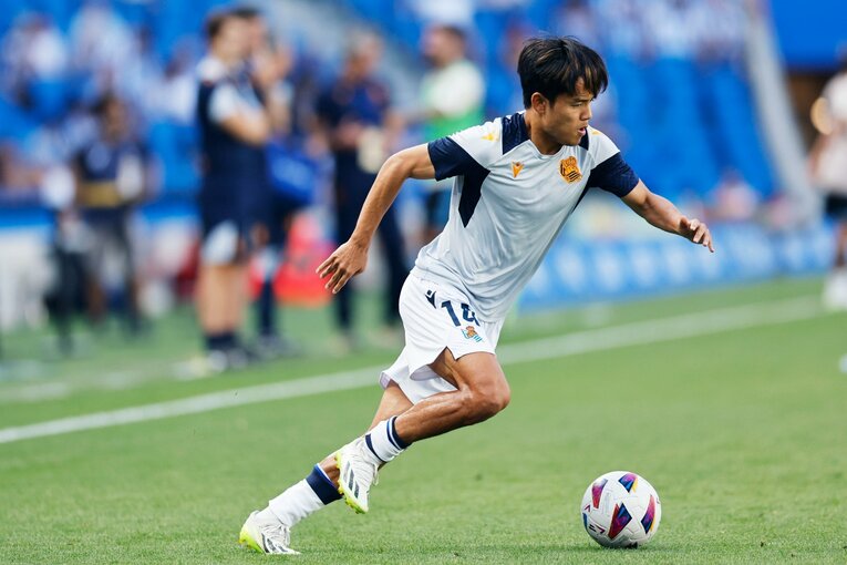 試合前、サイドで縦への突破をイメージしつつアップに励む久保