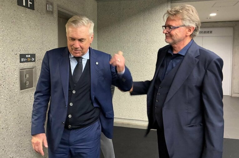 日本vsブラジル戦後、アンチェロッティ監督と談笑するトルシエ氏　※本人提供